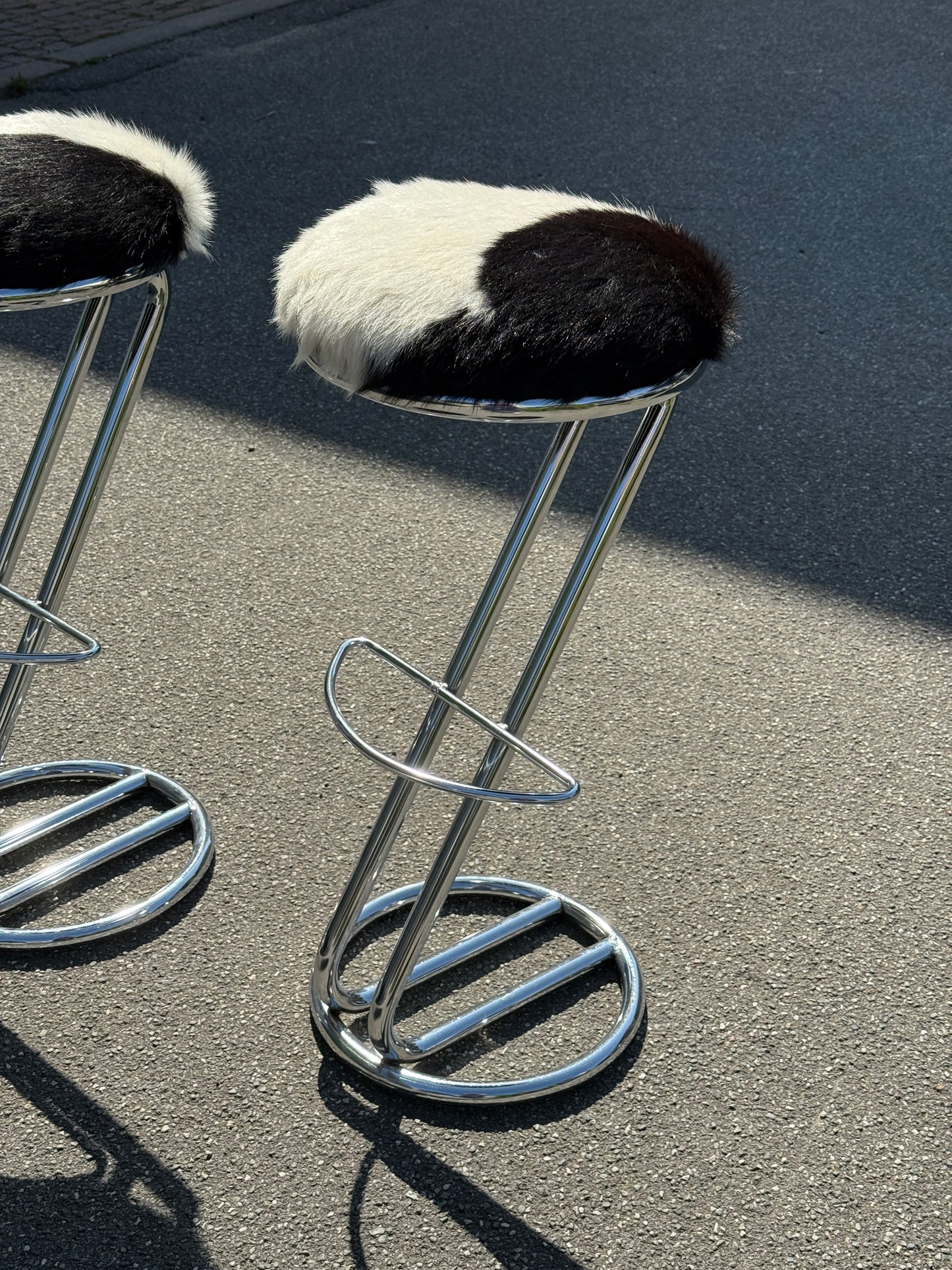 Barstole i krom med koskind