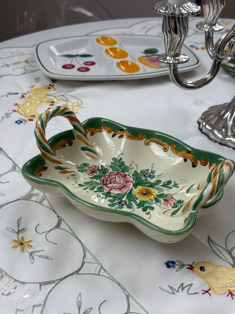 Fajance fad med håndtag