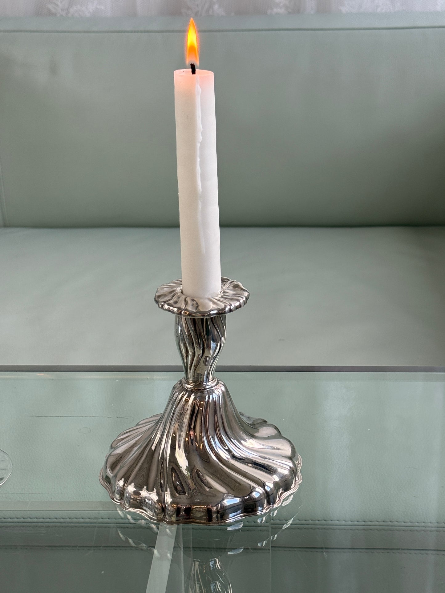 Elegant lysestage, sølvfarvet