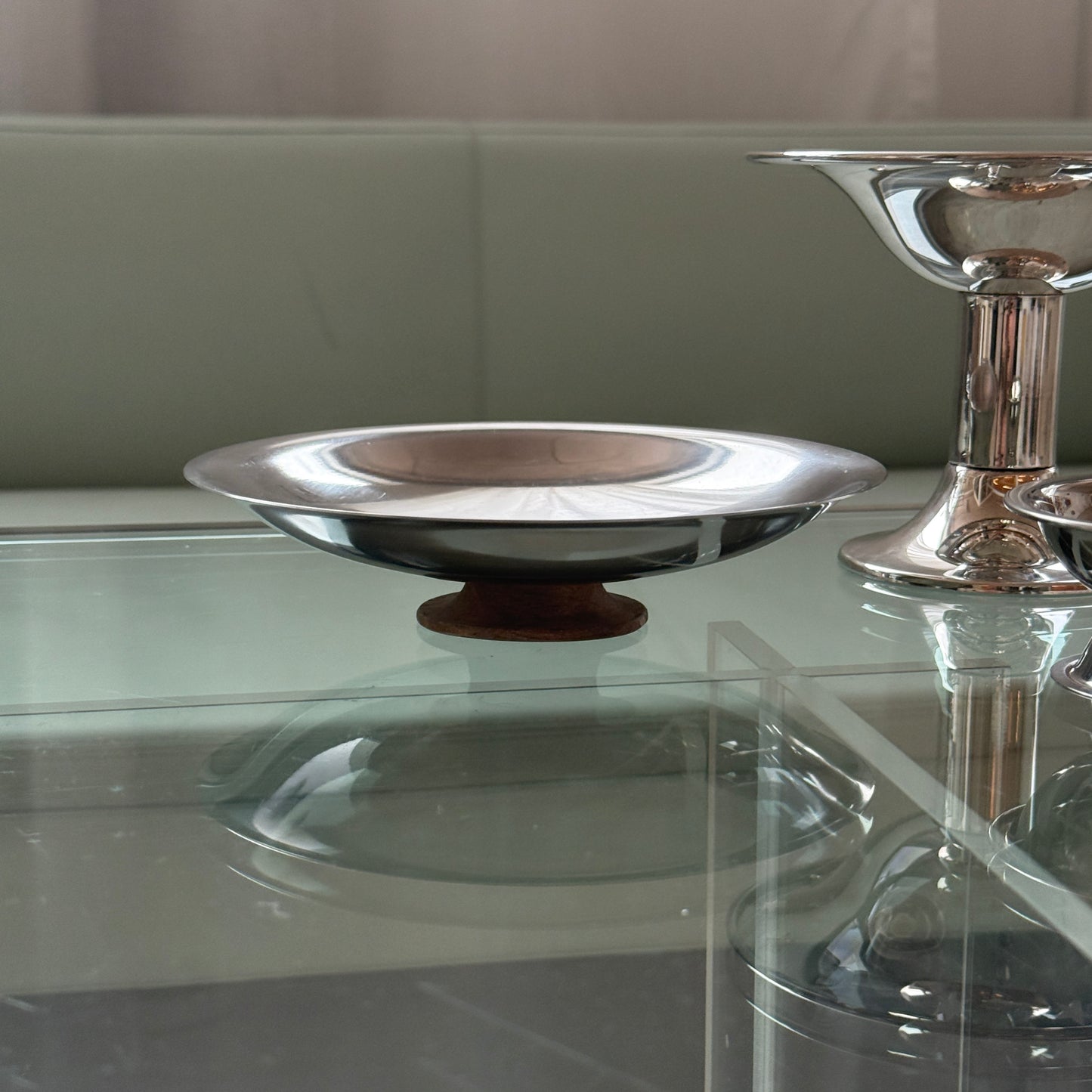 Skål/fad i metal med fod af træ