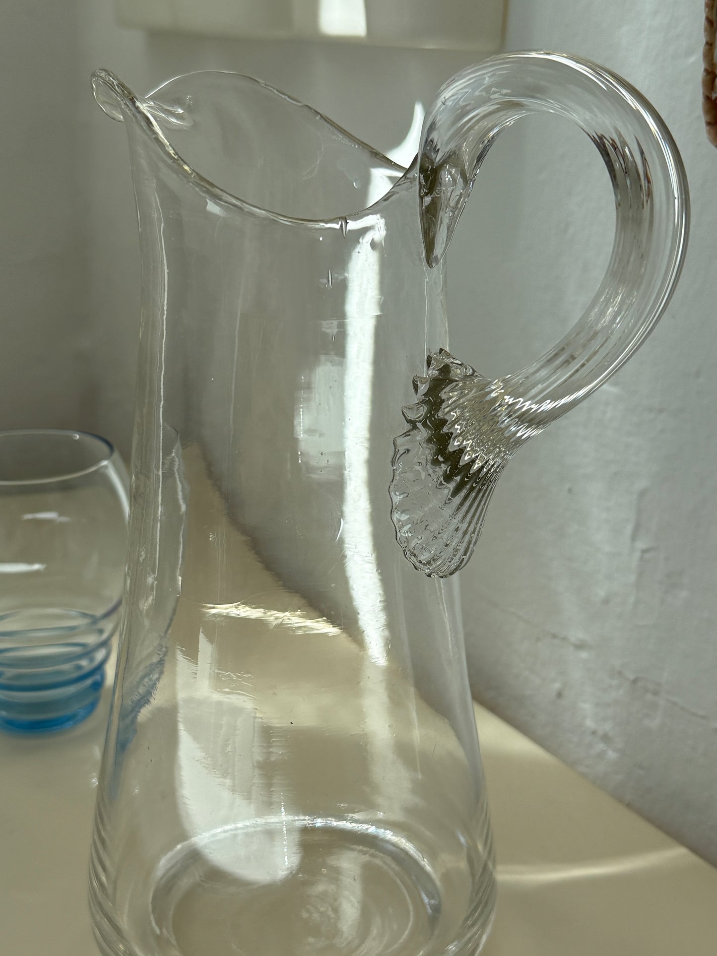 Mundblæst glaskande m. elegant hank