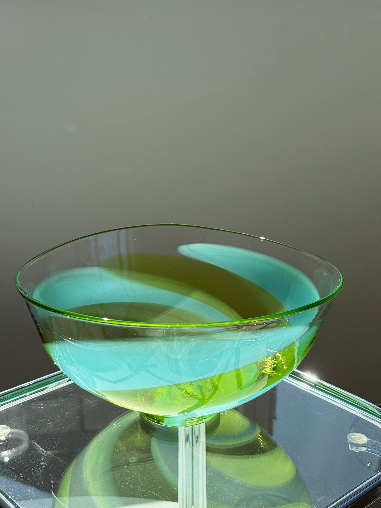 Stor mundblæst glasskål i grønne & blå nuancer