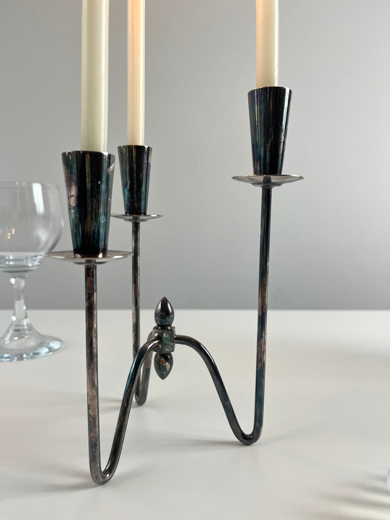 Trearmet lysestage i sølvplet