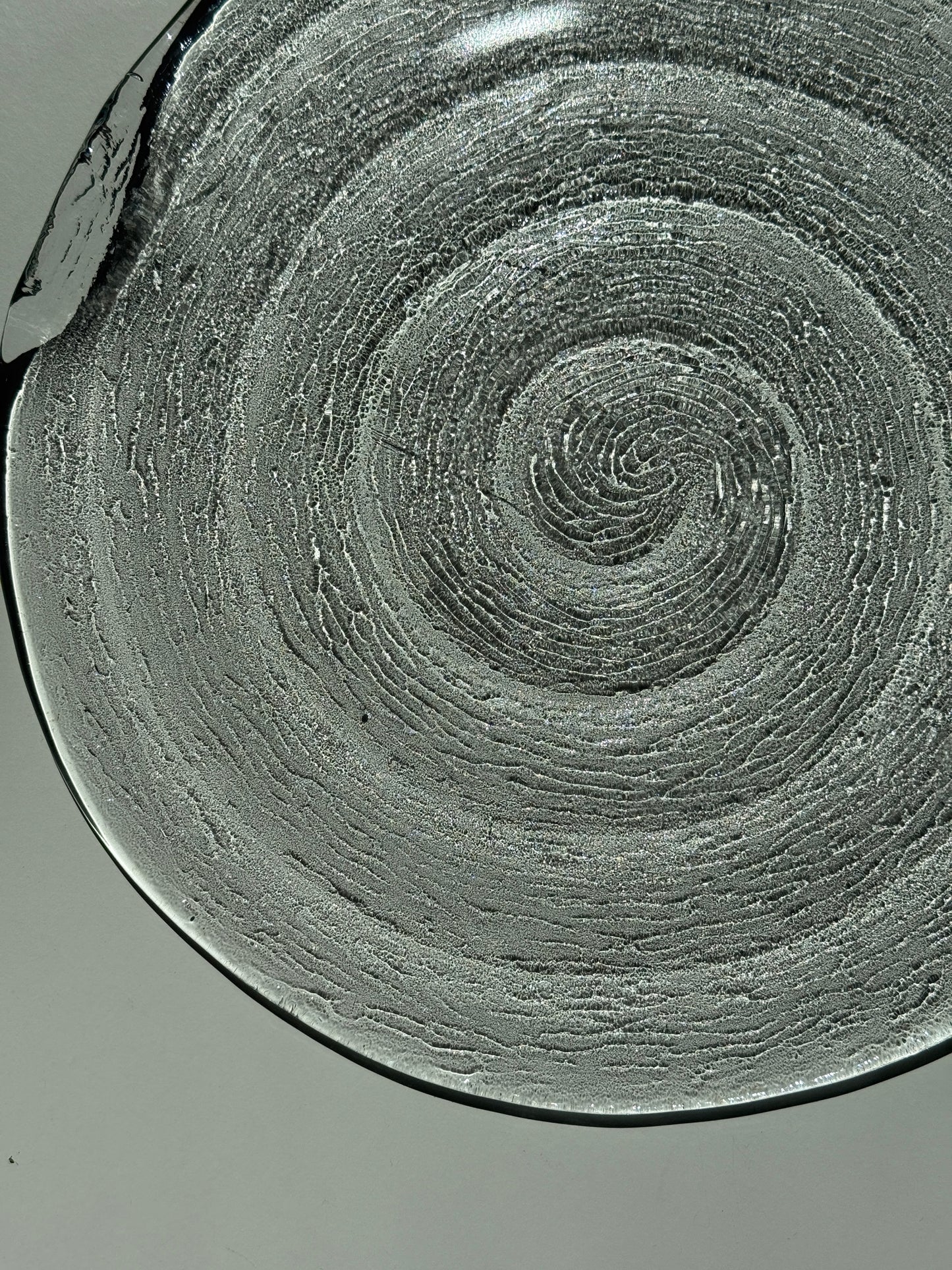 Rundt glasfad med struktur, klart glas