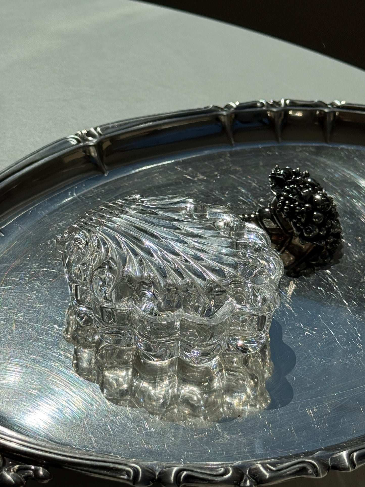 Vintage muslingeformet glaskrukke med låg