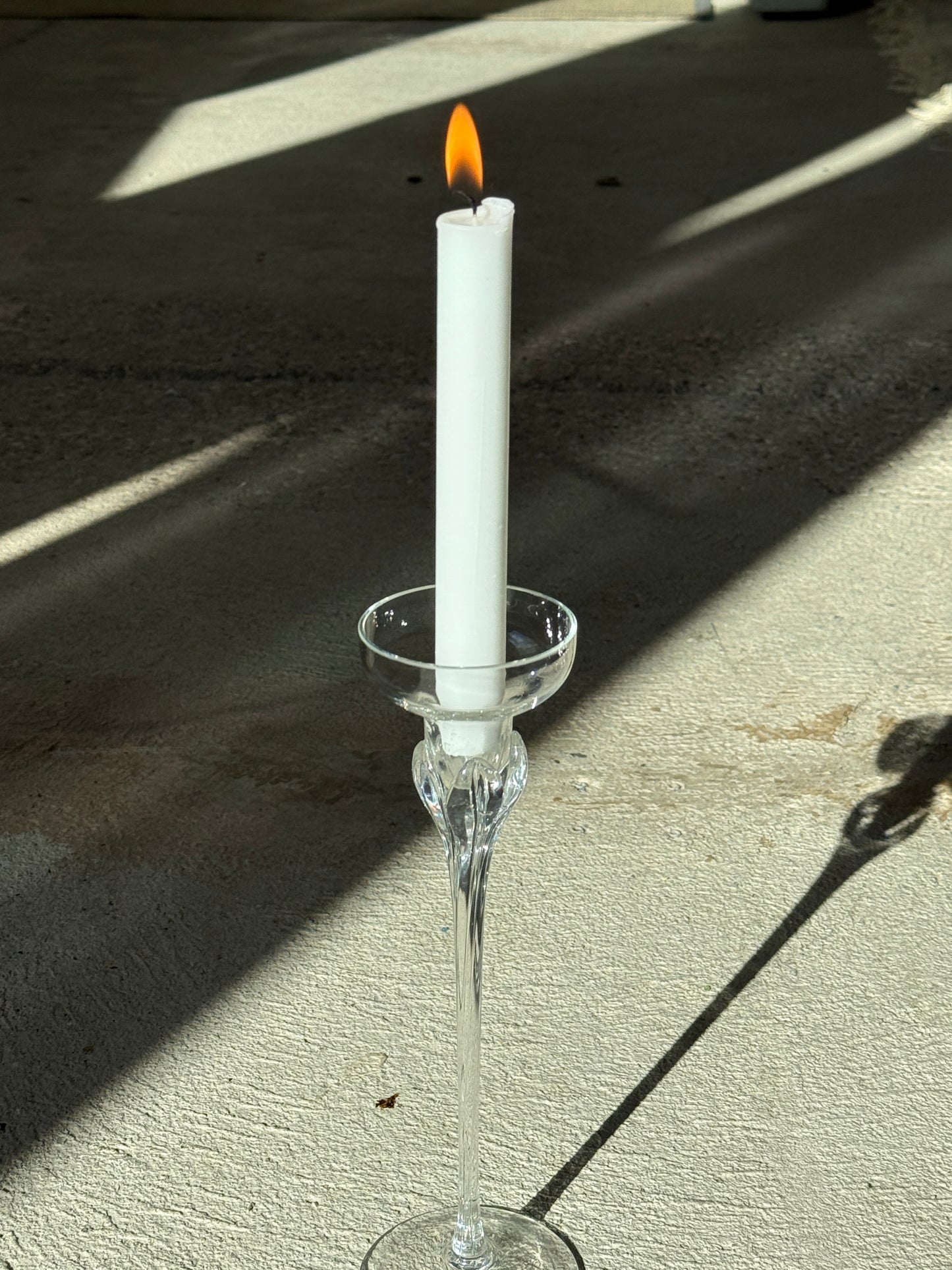 Høj lysestage i klart glas, blomsterformet top