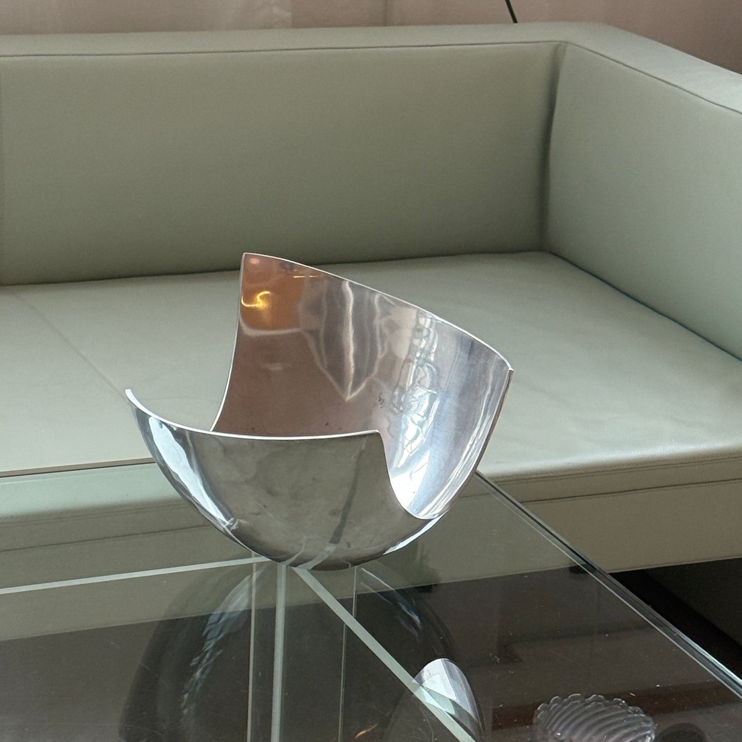 Skulpturel skål i aluminium