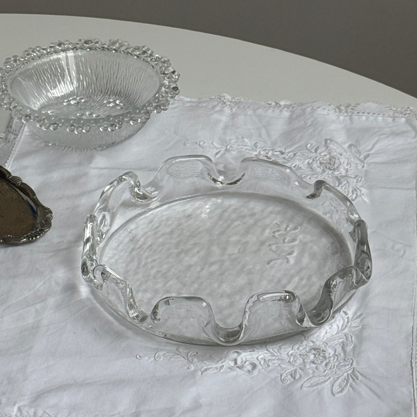 Glas fad med bølget kant