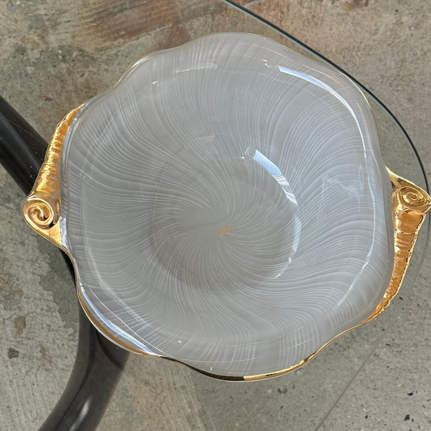 Muslingeformet skål med guldkant