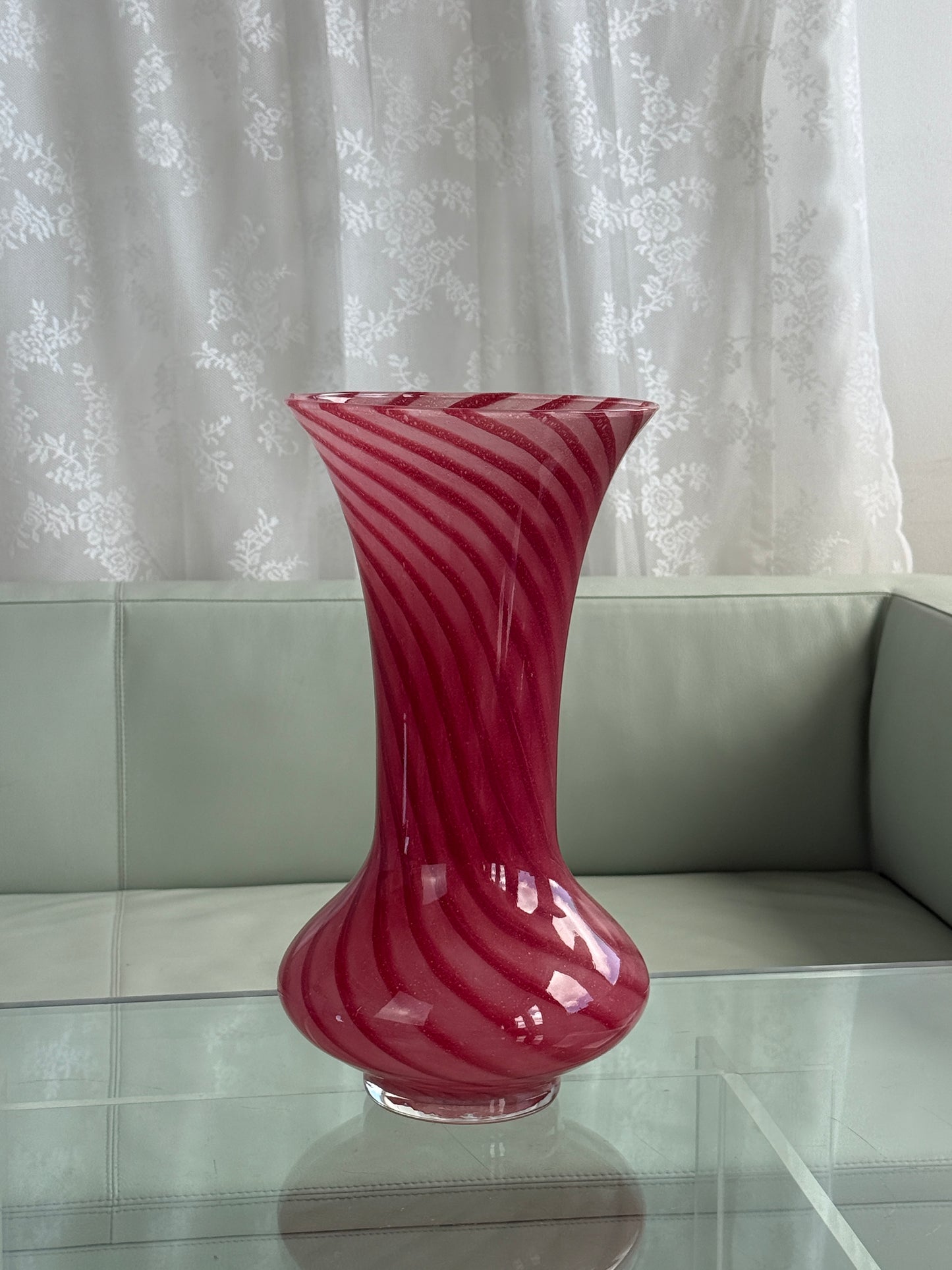 Stor rød vase i mundblæst glas