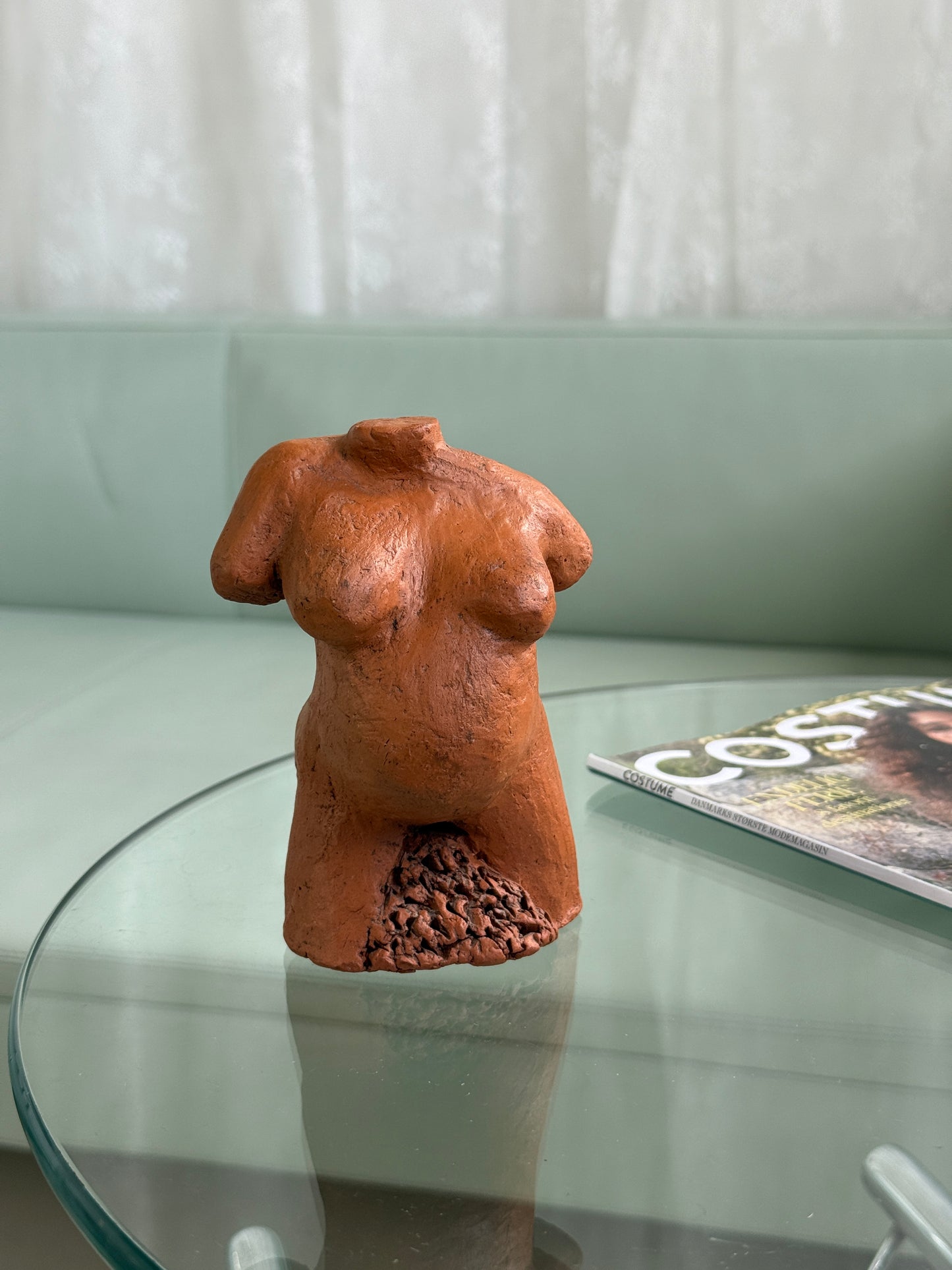 Keramikfigur af kvindekrop