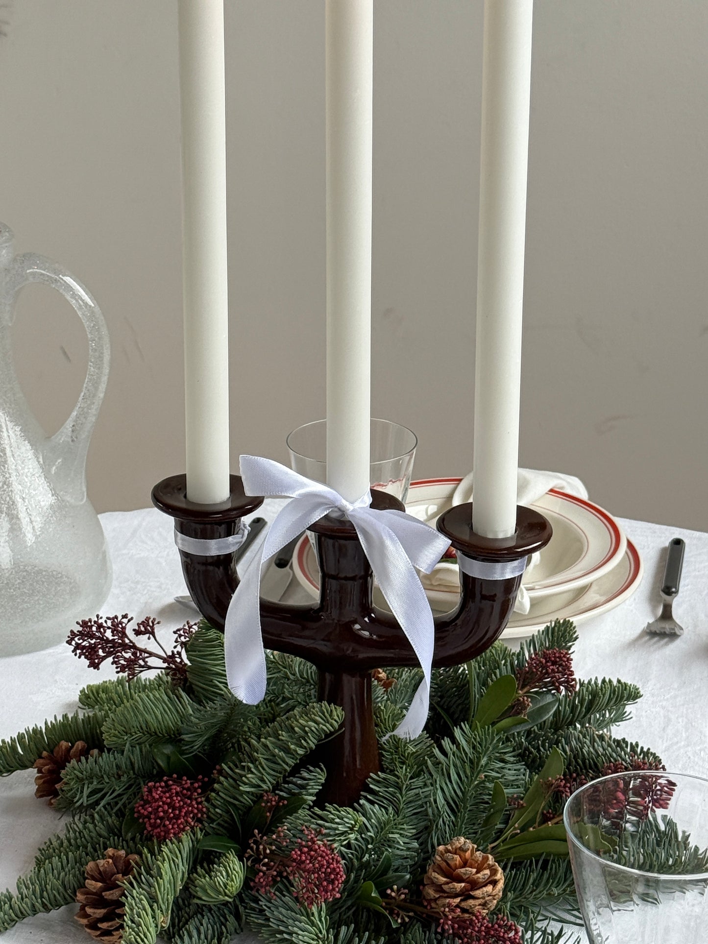 Brun trearmet lysestage, keramik