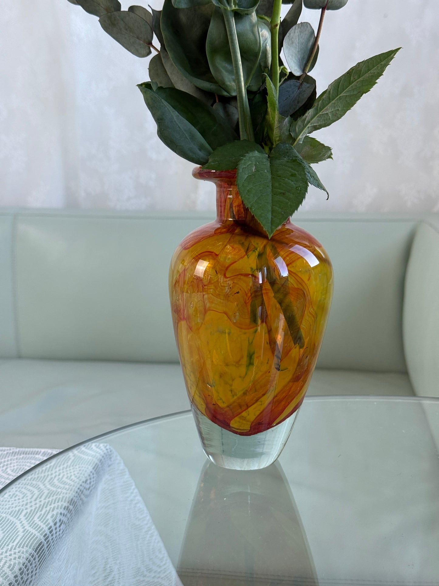 Mundblæst vase i orange nuancer