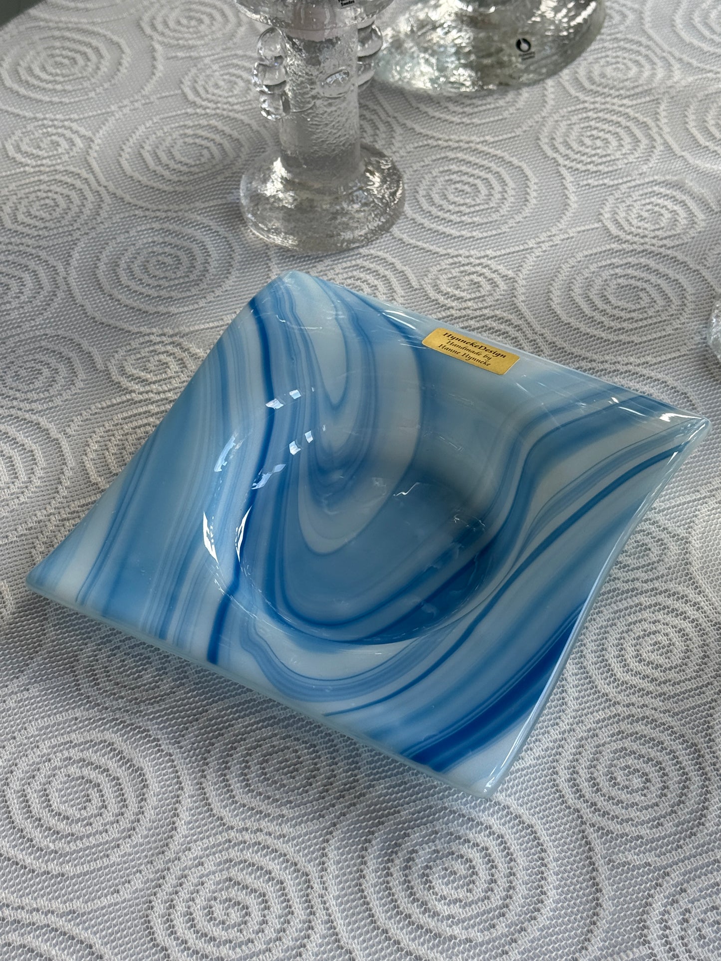 Mundblæst glasskål i blå nuancer
