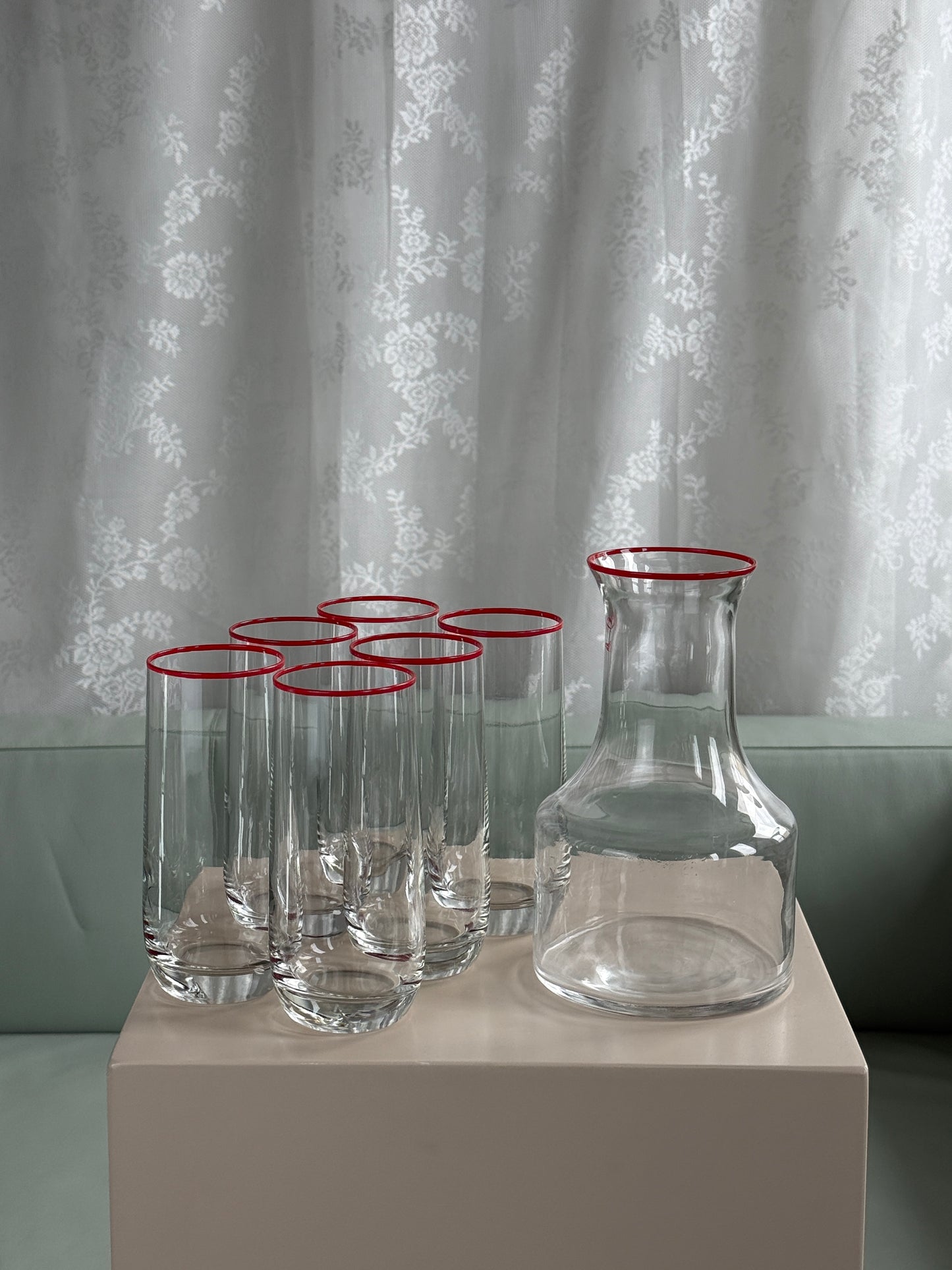 Røde highball glas og tilhørende karaffel