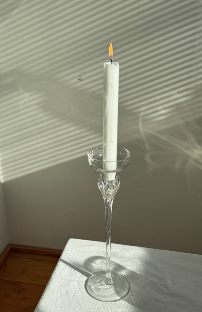 Høj lysestage i klart glas, blomsterformet top