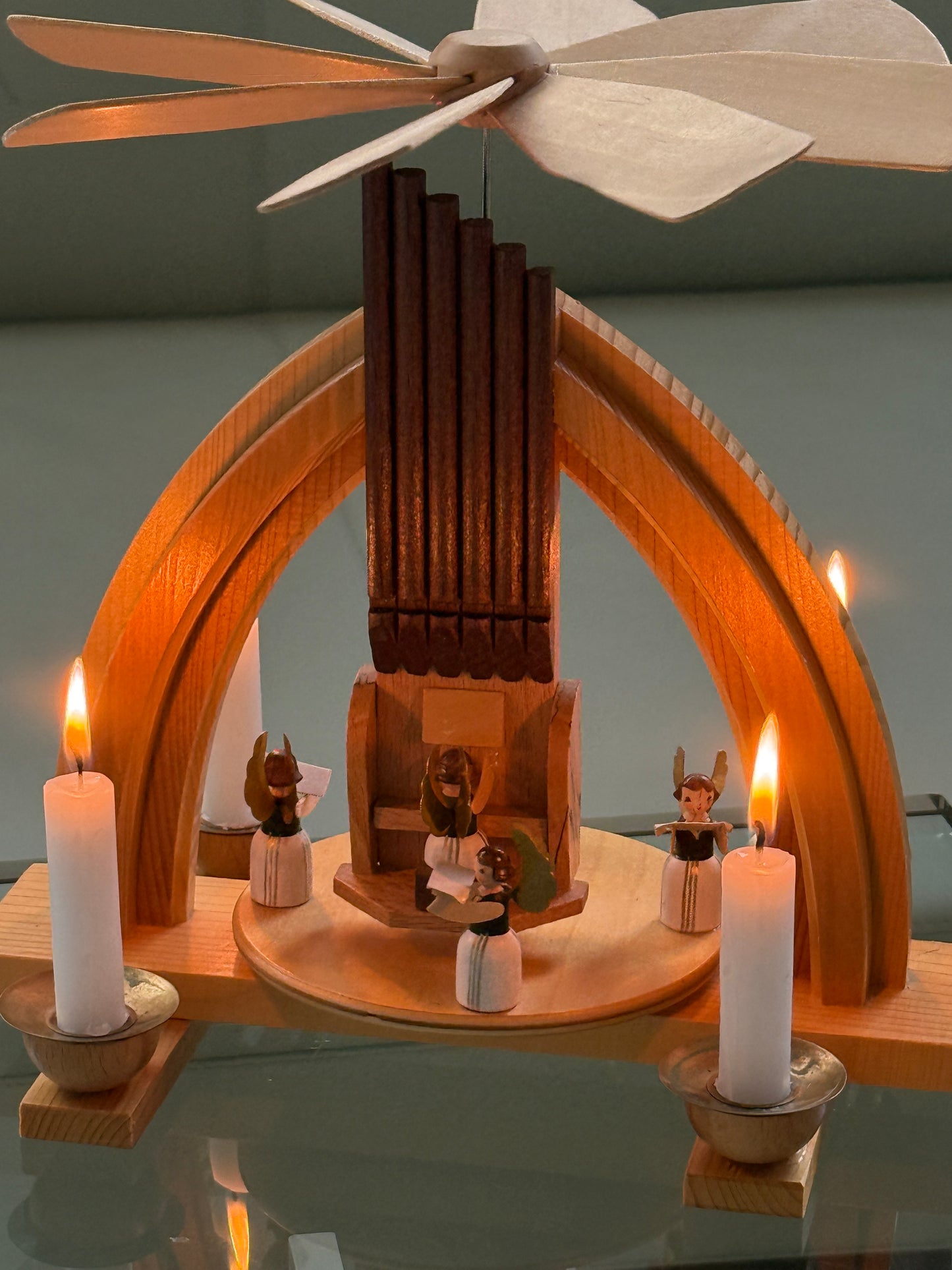 Julekarrusel i træ, engle og orgel