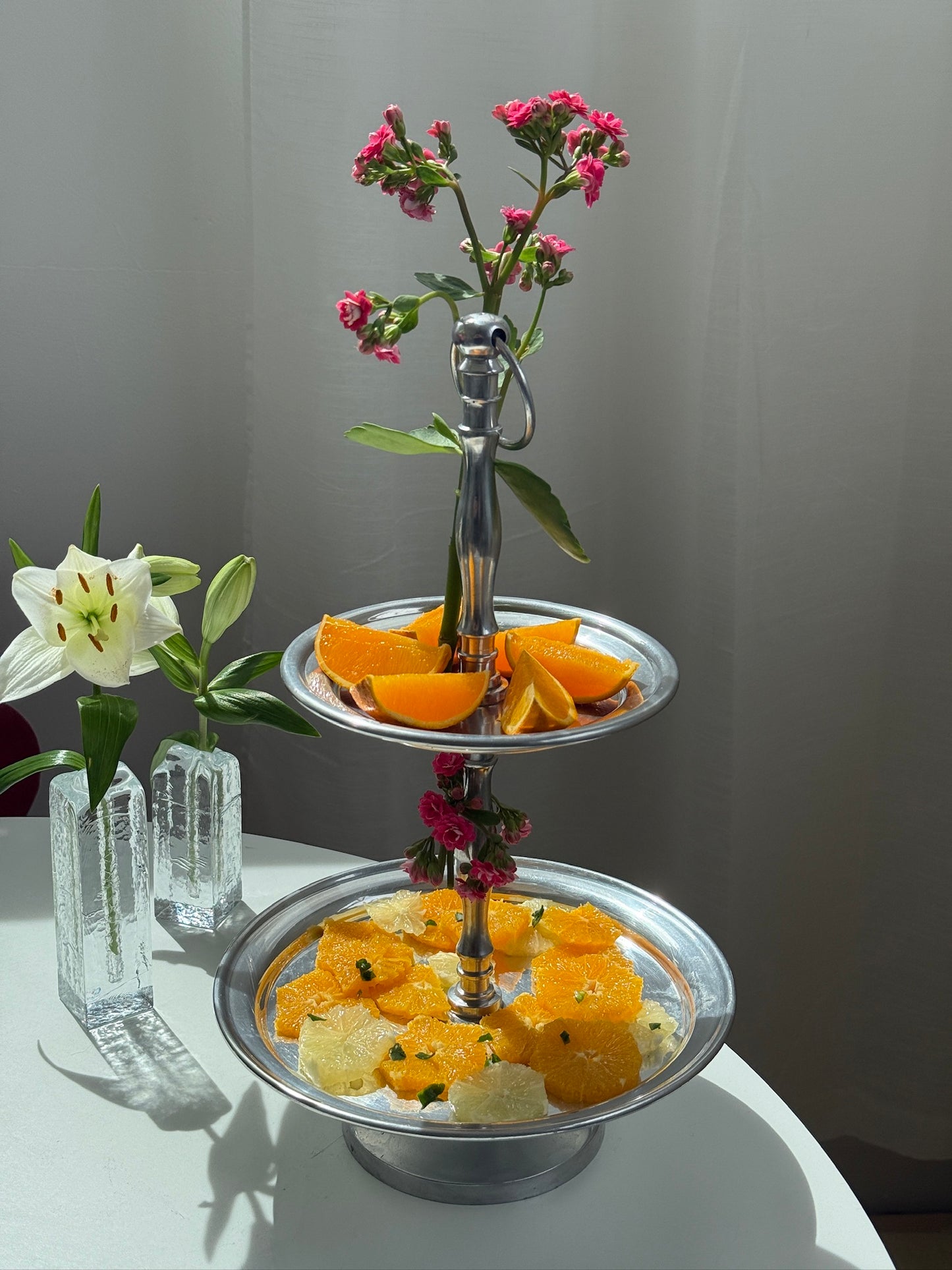 Stor to-etagers etagere / opsats i metal