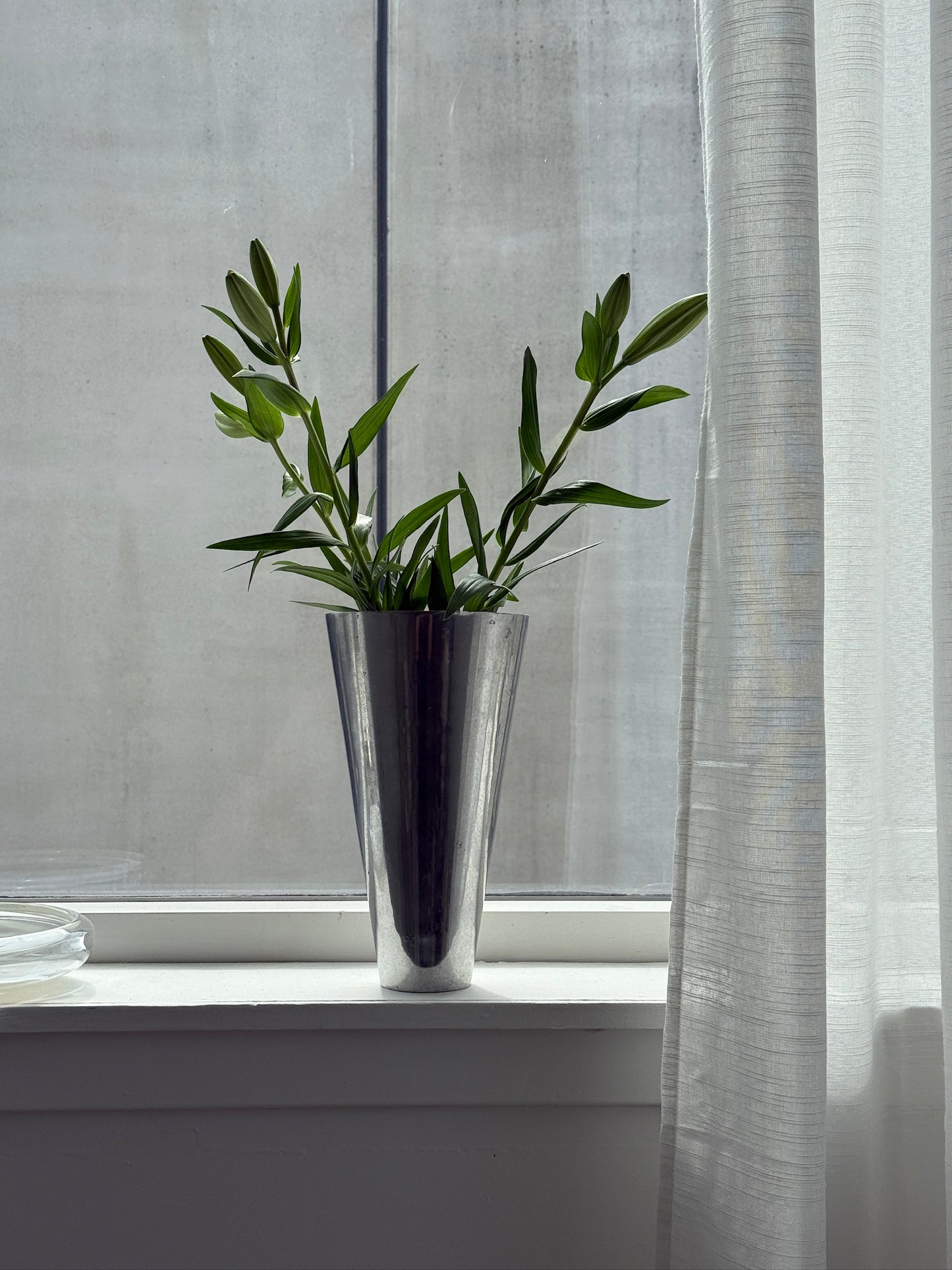 Høj vase i metal med industrielt udtryk