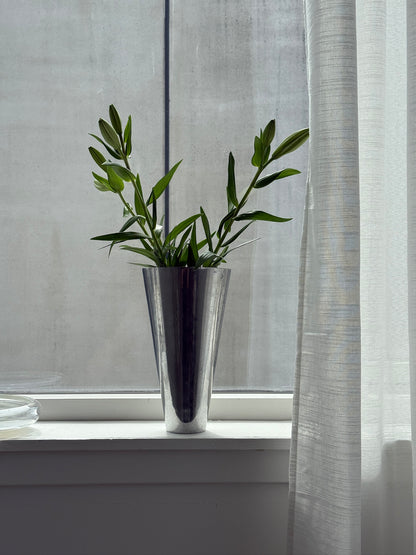 Høj vase i metal med industrielt udtryk