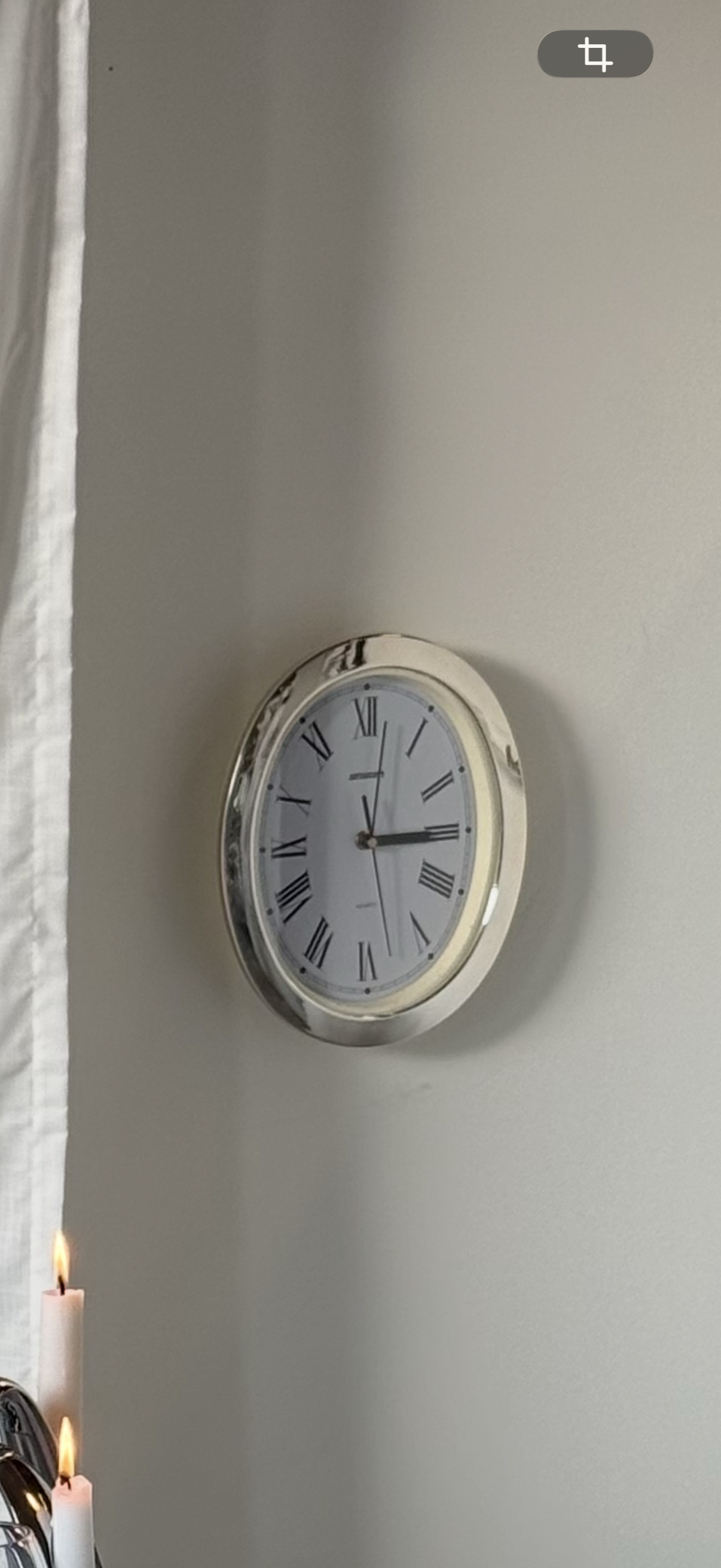 Vægur med sølvfarvet kant