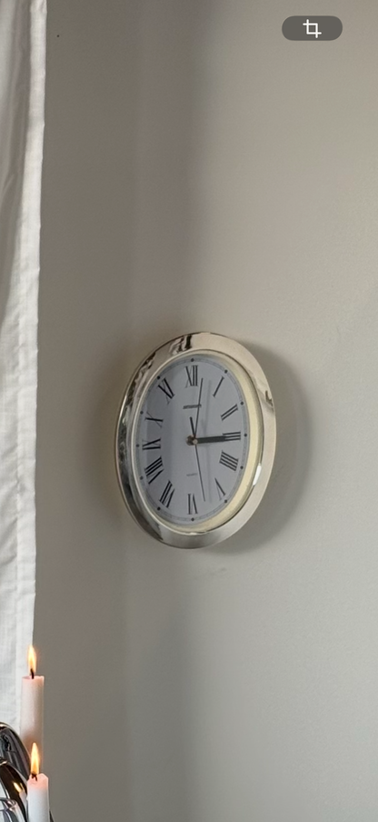 Vægur med sølvfarvet kant