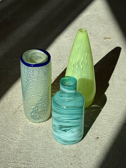 Stor mundblæst vase med blå kant