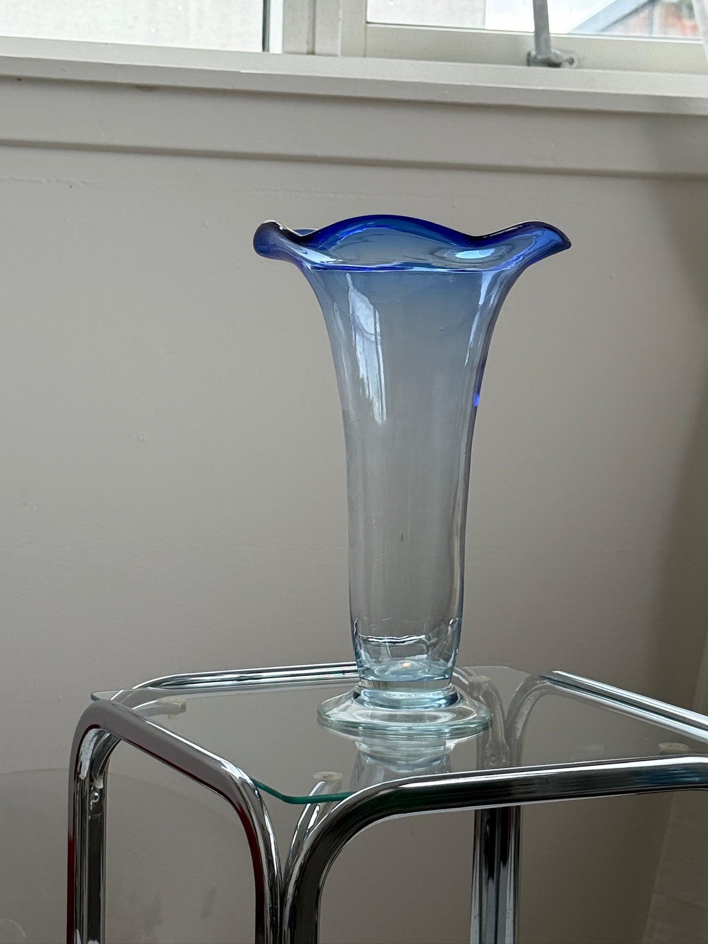 Mundblæst glasvase med bølget kant