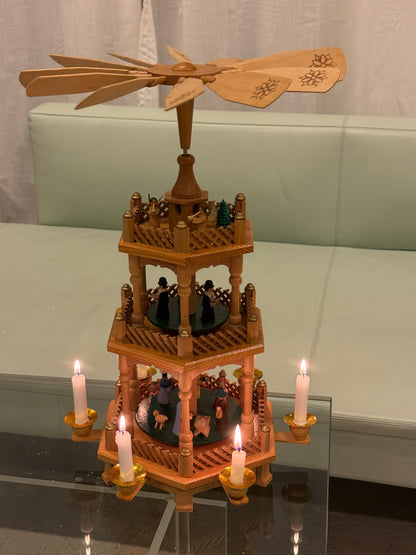 Erzgebirge julepyramide med farverige detaljer, 3 etager