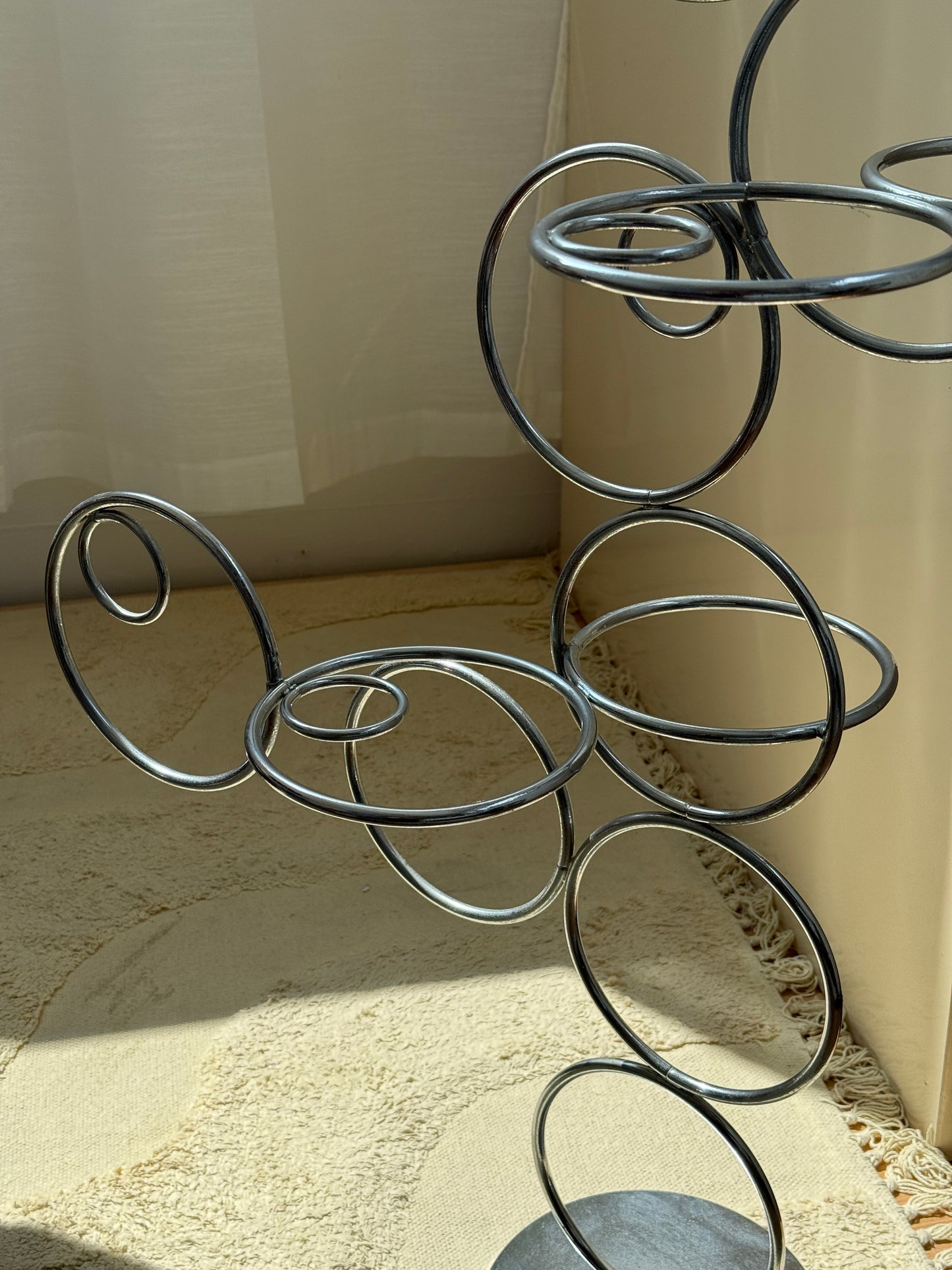 Dekorativ skulptur i metal, industrielt look