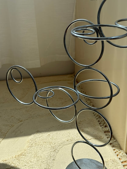 Dekorativ skulptur i metal, industrielt look