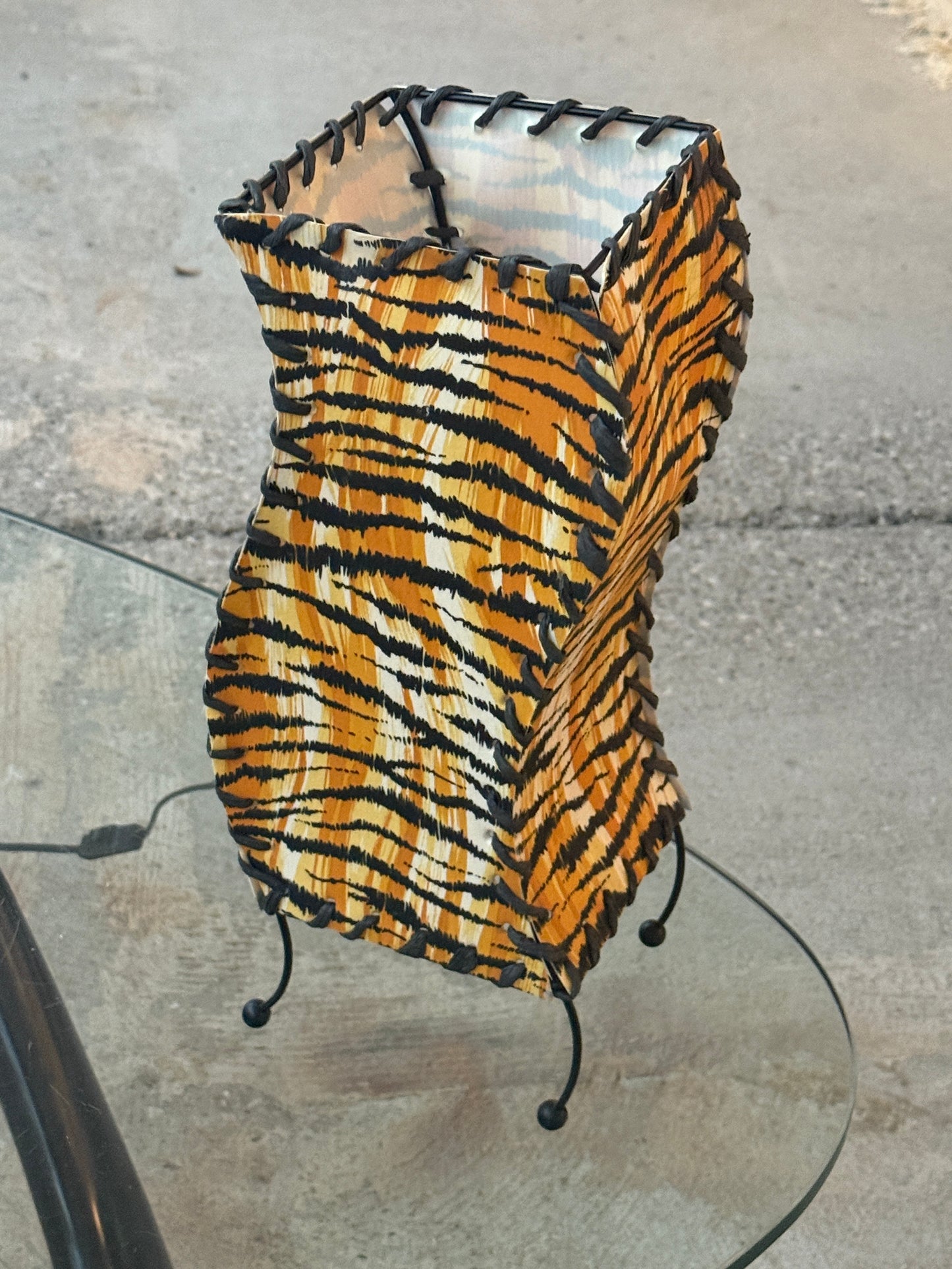 Bordlampe med tigerprint