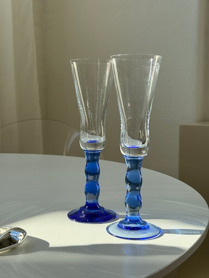 Blå champagneglas
