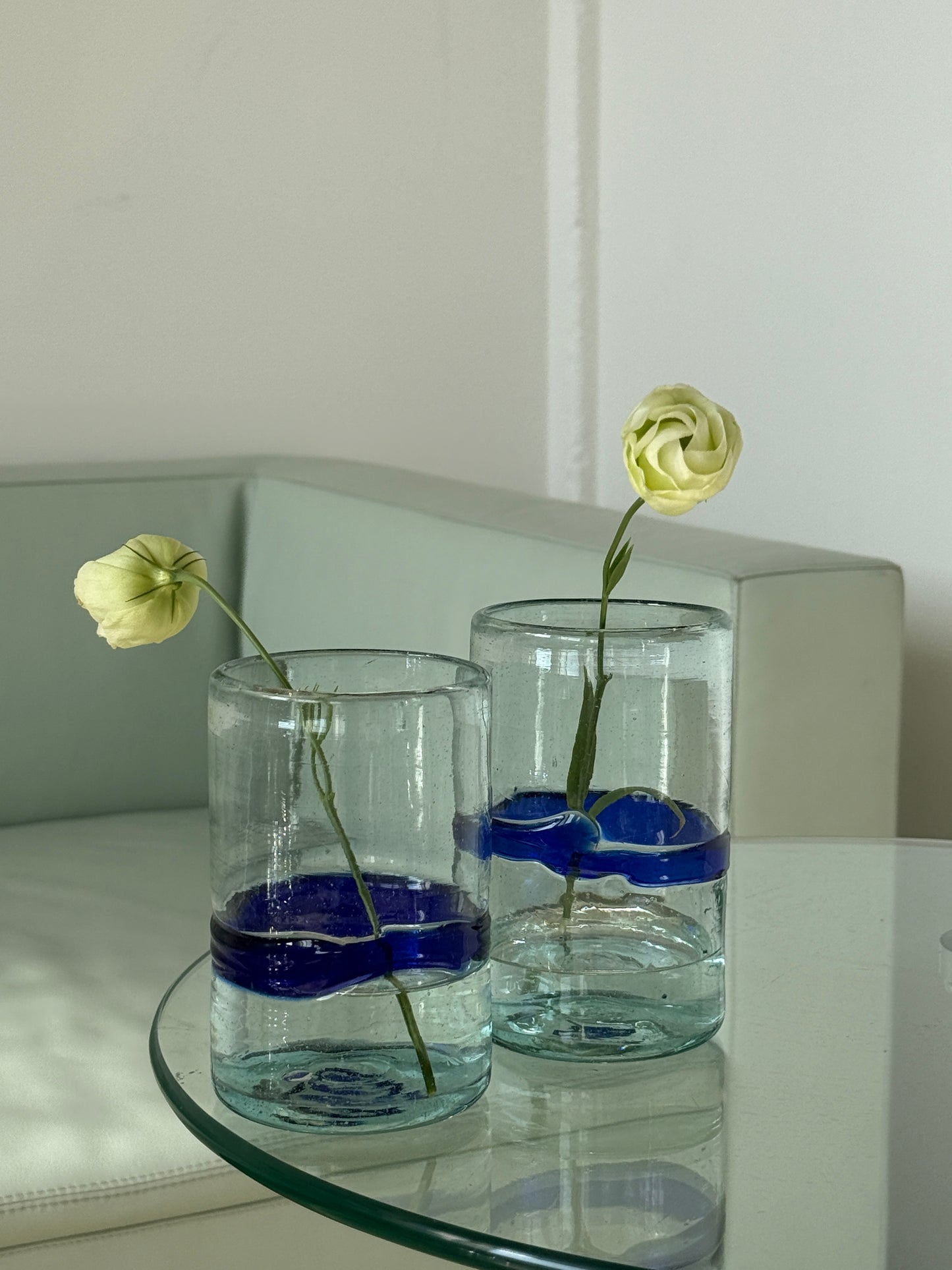 Mundblæste glas med blå detalje