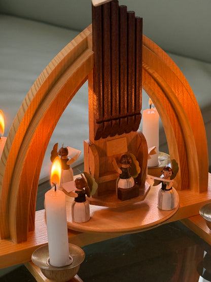 Julekarrusel i træ, engle og orgel