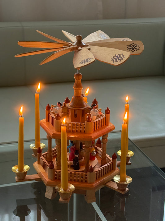 To etagers julekarrusel, træ