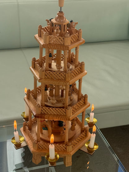 Julepyramide i naturlige nuancer - 4 etager