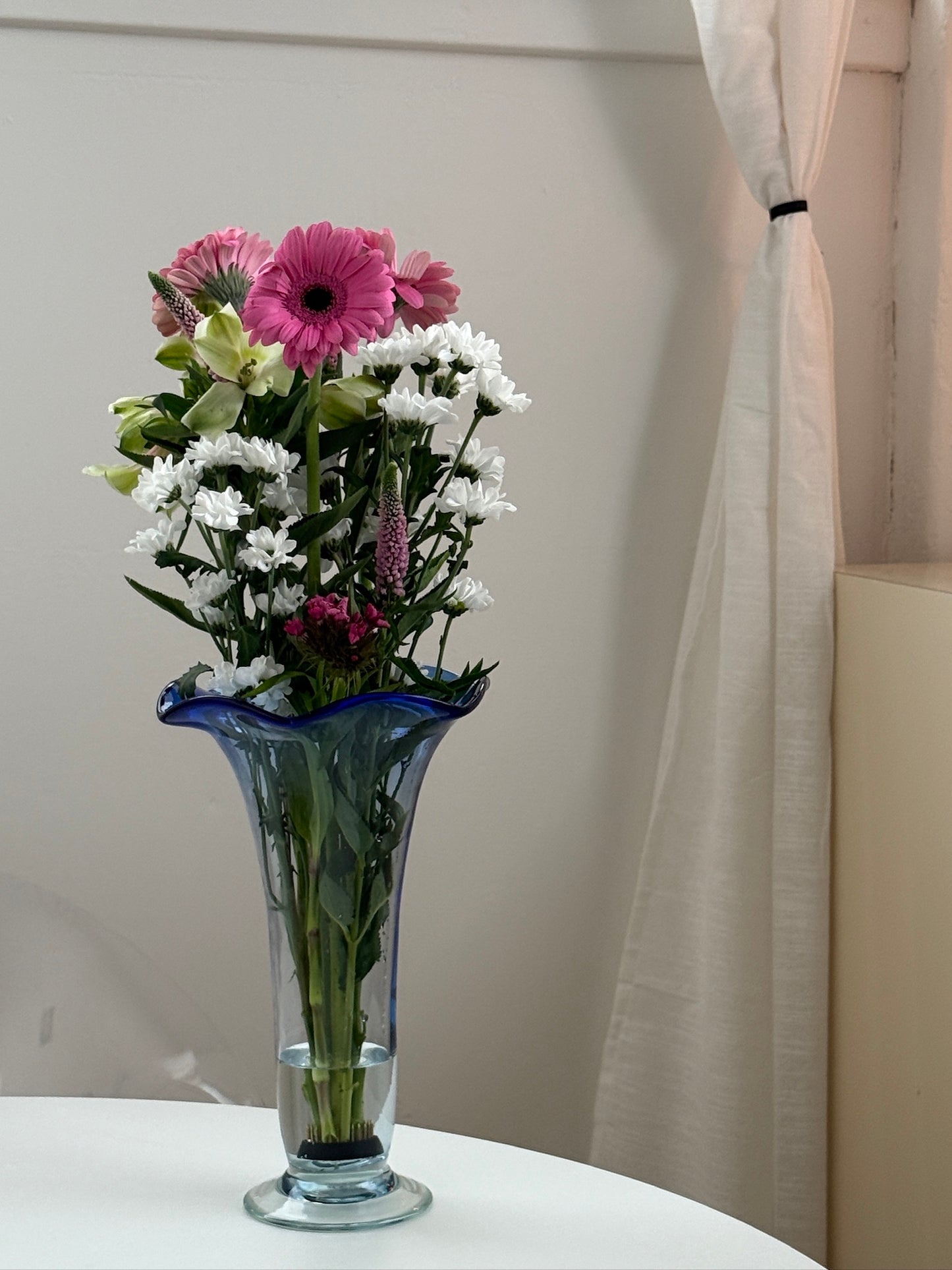 Mundblæst glasvase med bølget kant