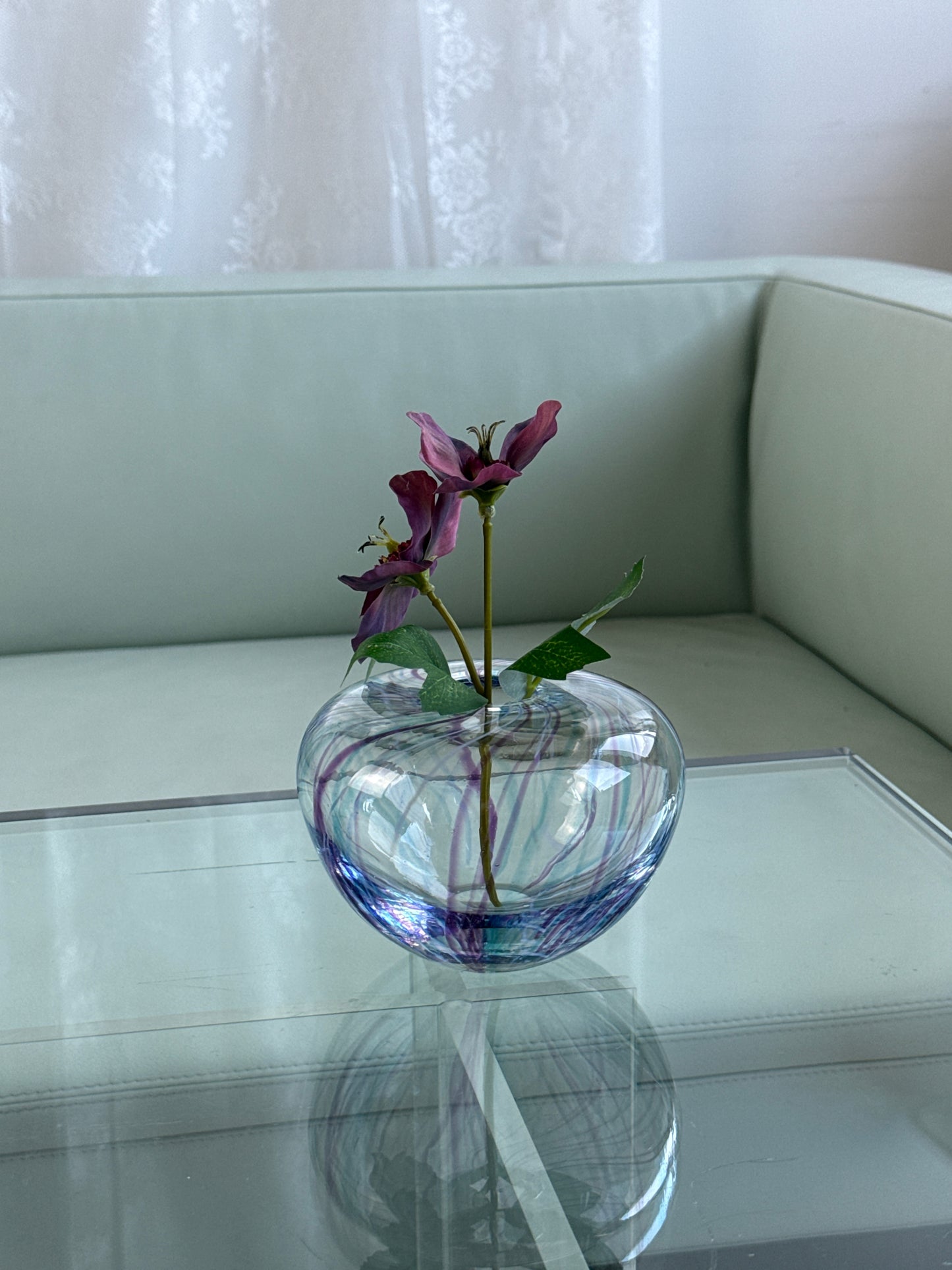 Mundblæst vase i kunstglas – lilla og blå nuancer