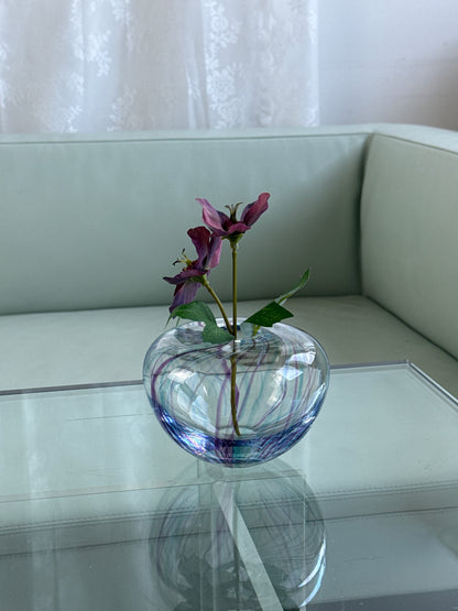 Mundblæst vase i kunstglas – lilla og blå nuancer