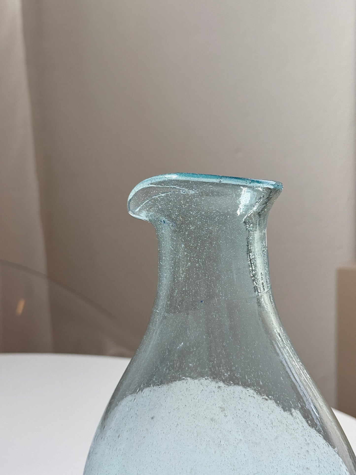 Mundblæst vandkande, blå