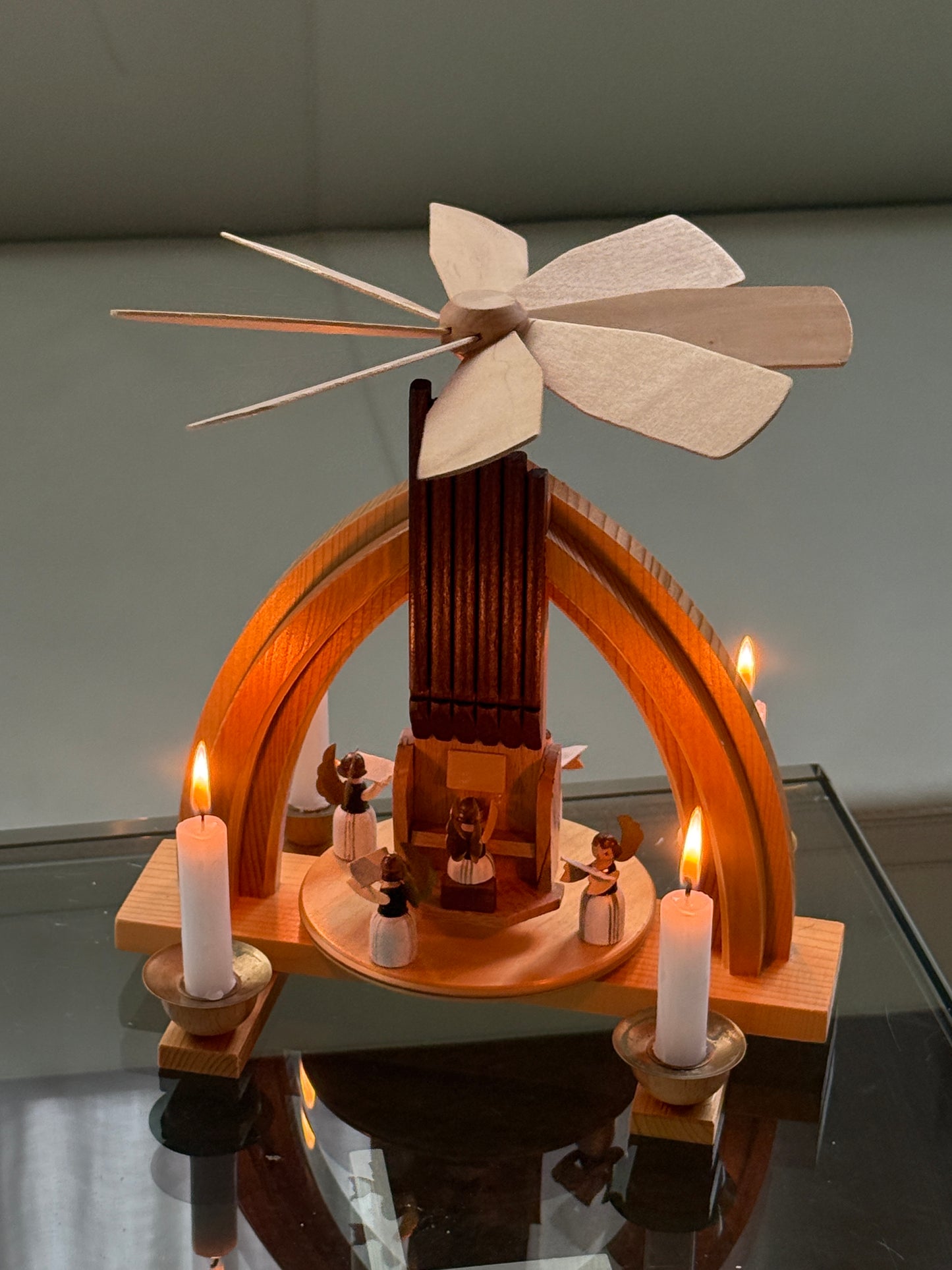 Julekarrusel i træ, engle og orgel