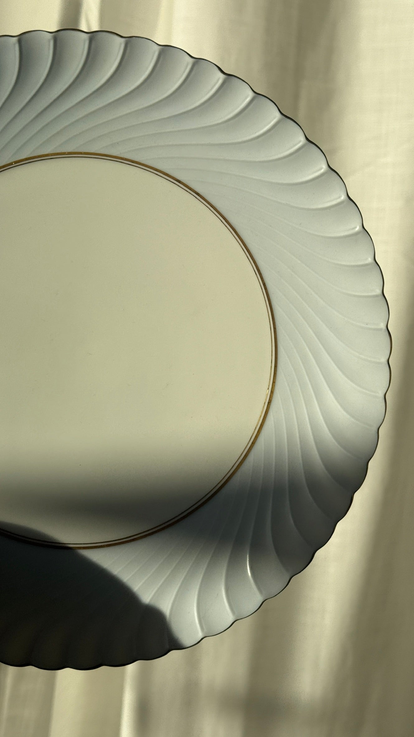 Lyseblå tallerken / serveringsfad med gulddetalje