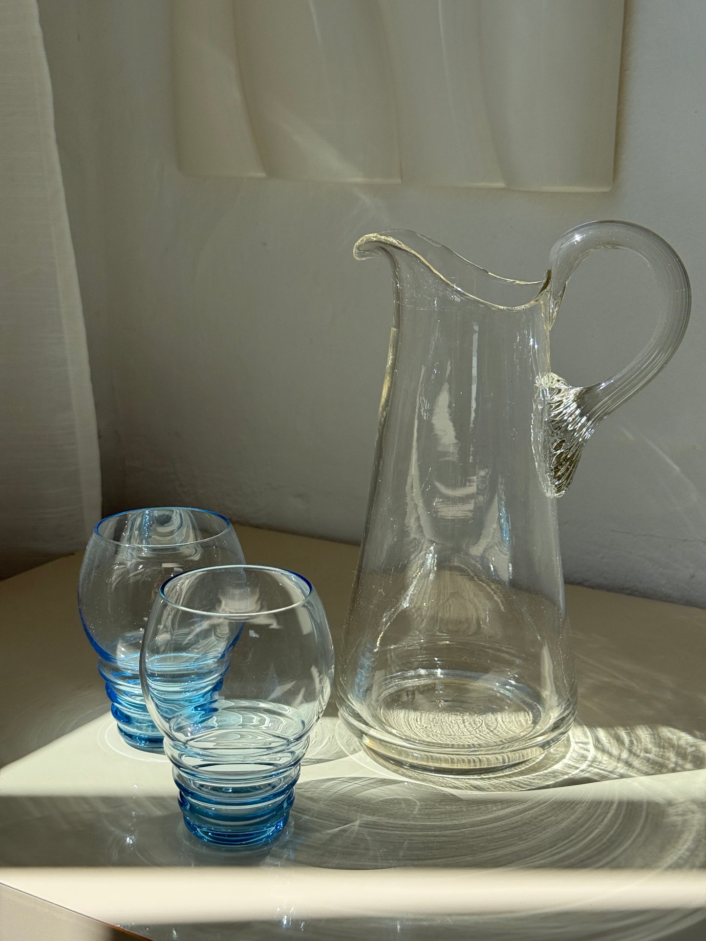 Mundblæst glaskande m. elegant hank