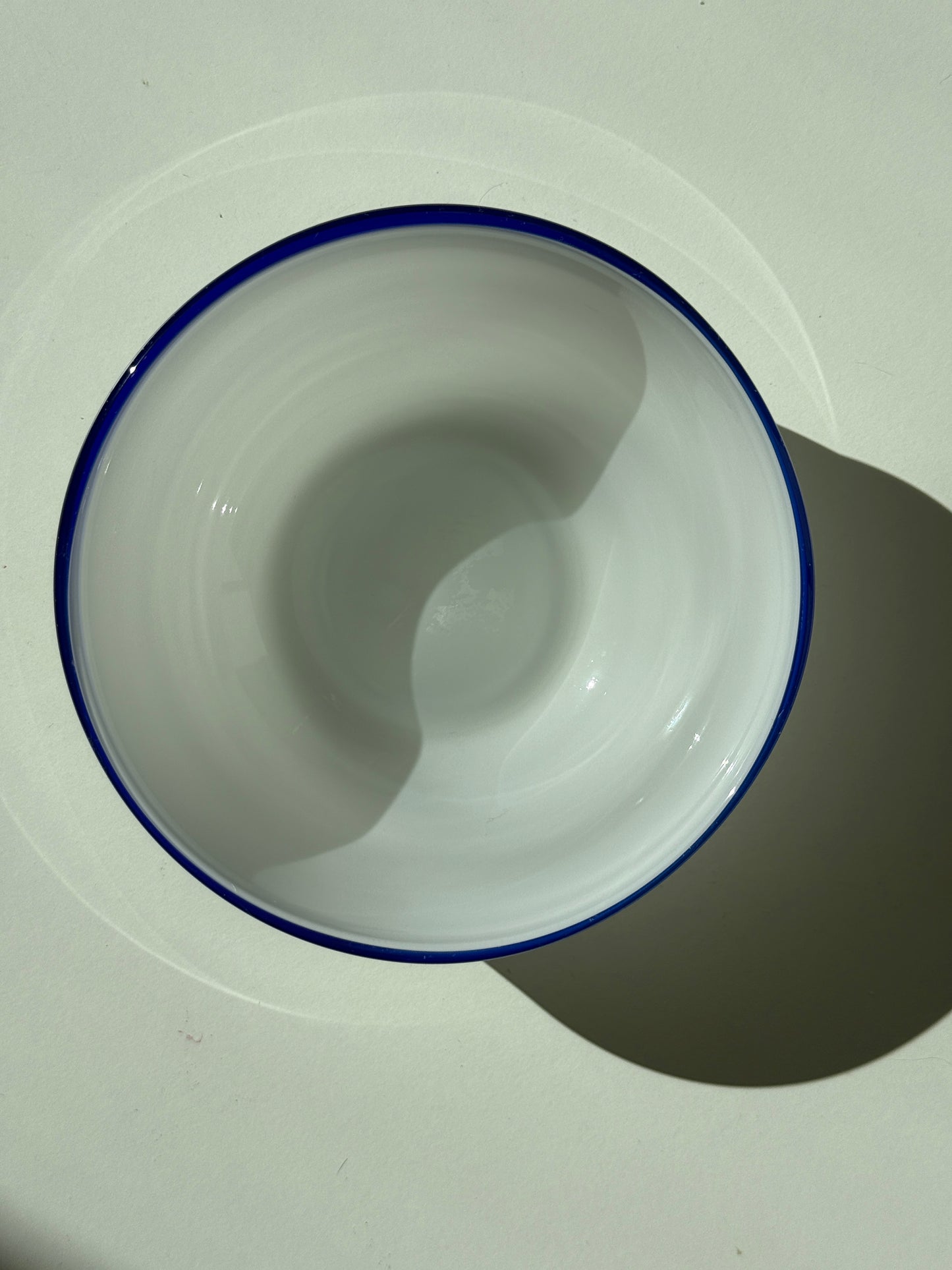 Mundblæst skål m. blå kant