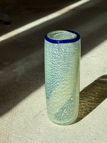 Stor mundblæst vase med blå kant