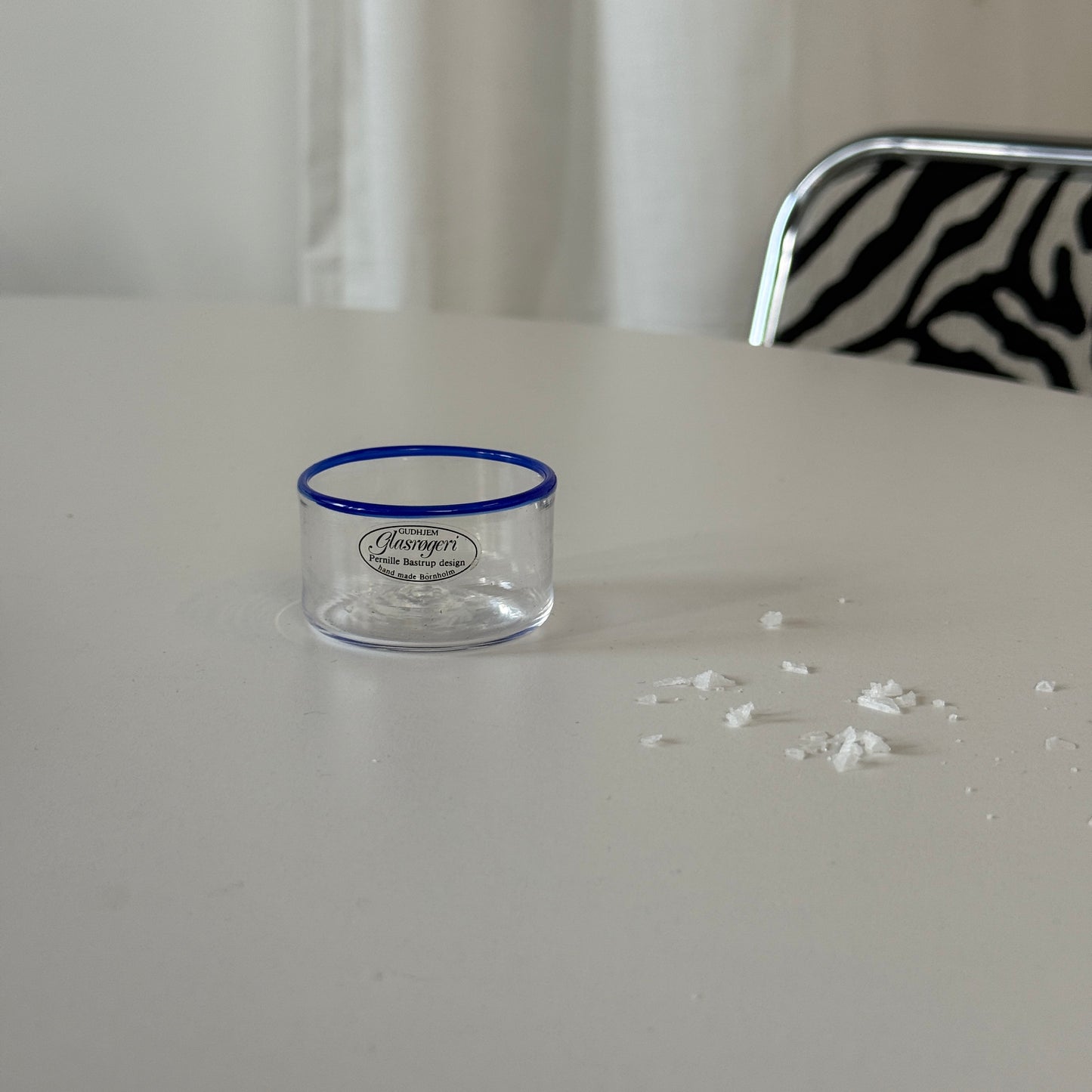 Mundblæst saltkar med blå kant - Gudhjem Glasrøgeri