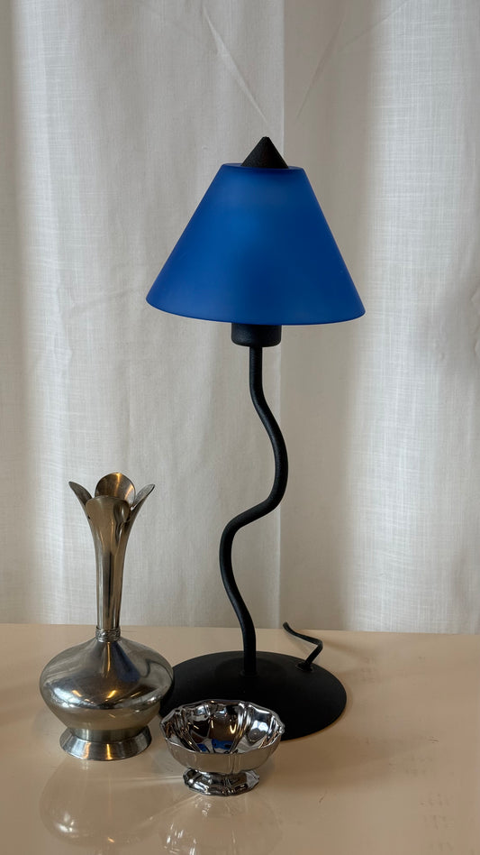 Zigzag lampe med blå lampeskærm