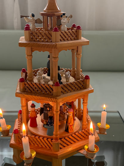 Julepyramide med røde detaljer - 3 etager