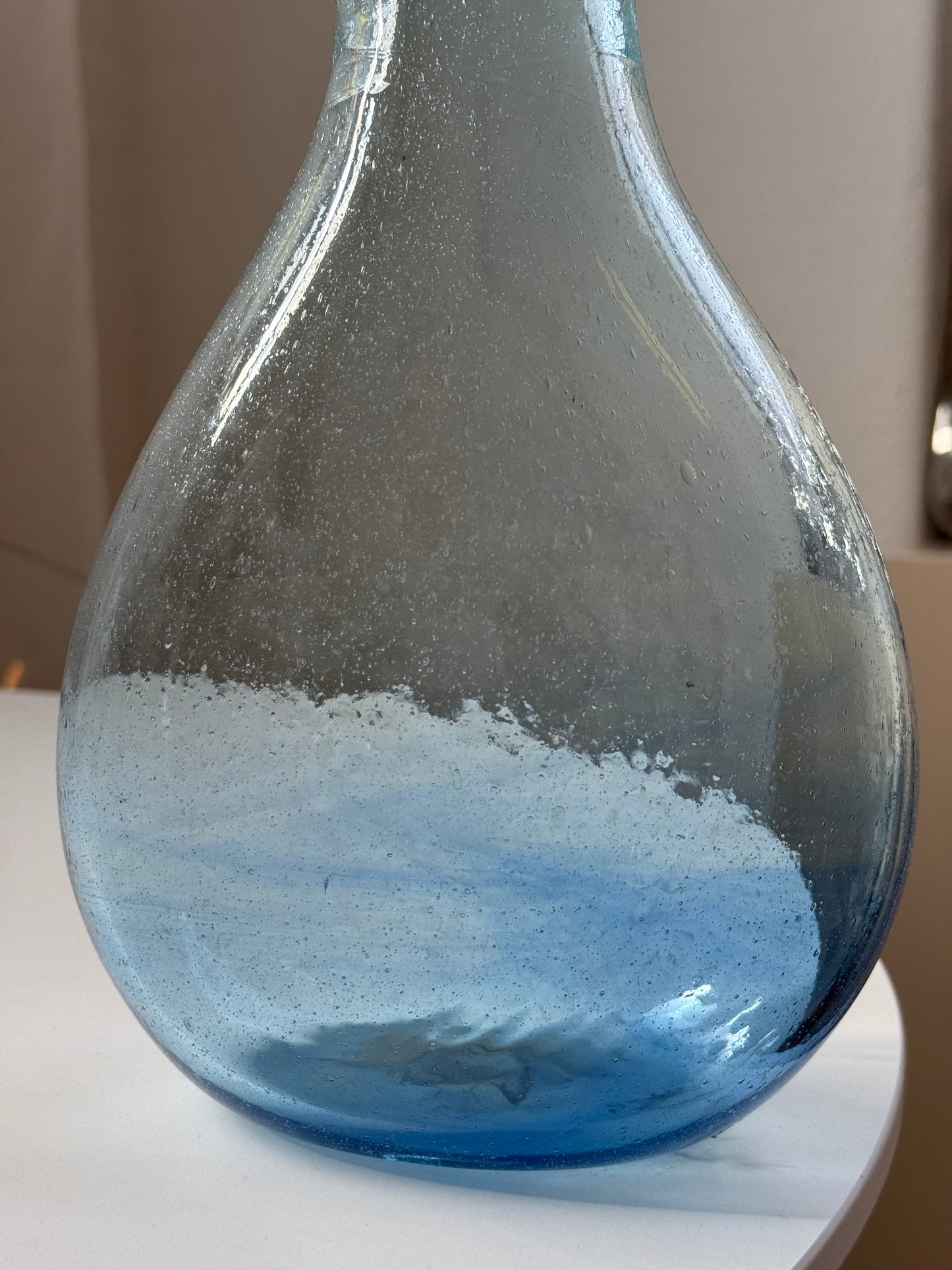 Mundblæst vandkande, blå